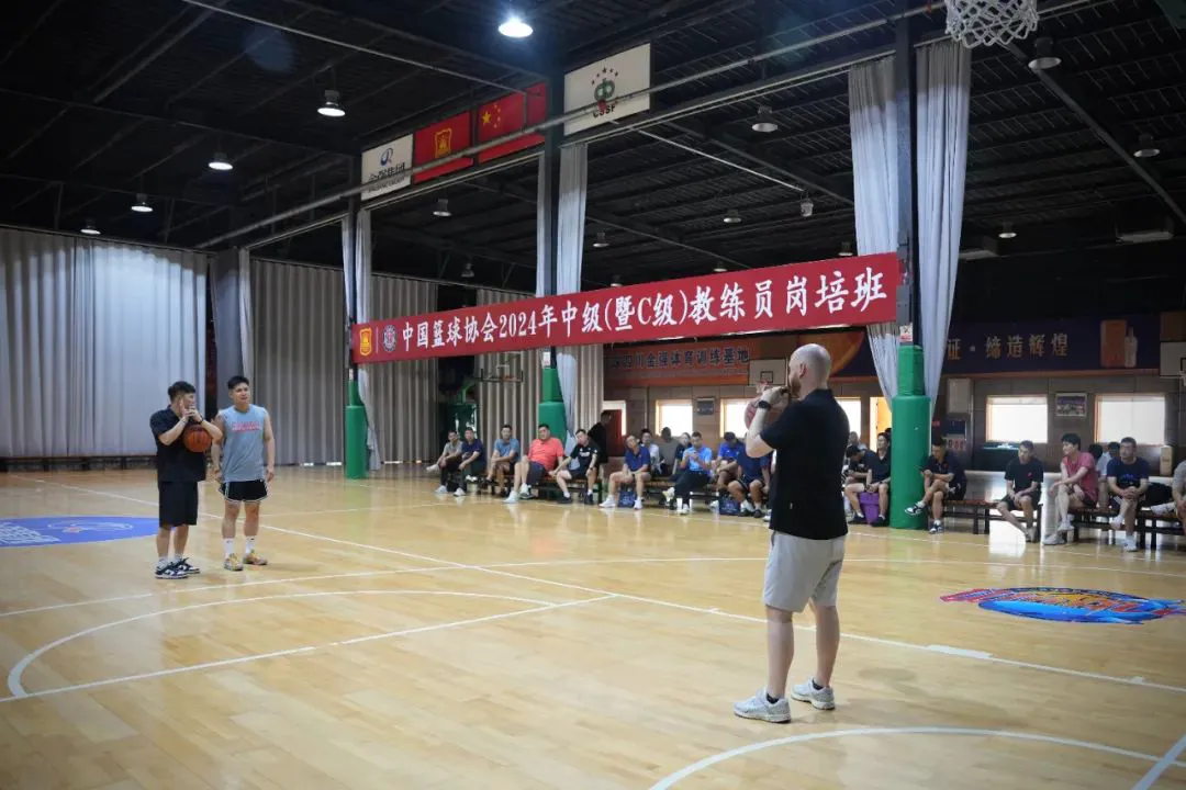 如何通过模拟比赛环境提高篮板实战能力?_1